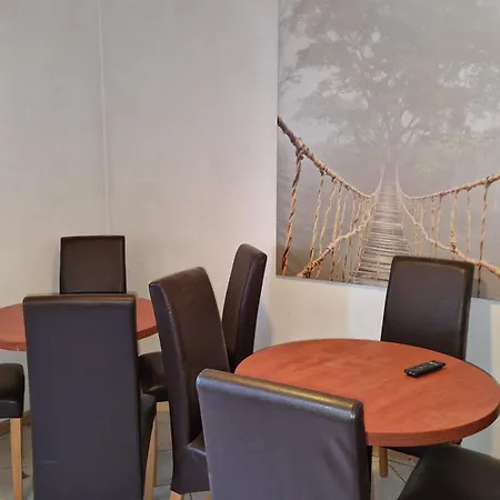Wohnung Mit 5 Schlafzimmern Im Landhausstil Fuer Monteure In Budenheim A60 A66 Anbindung דירה *